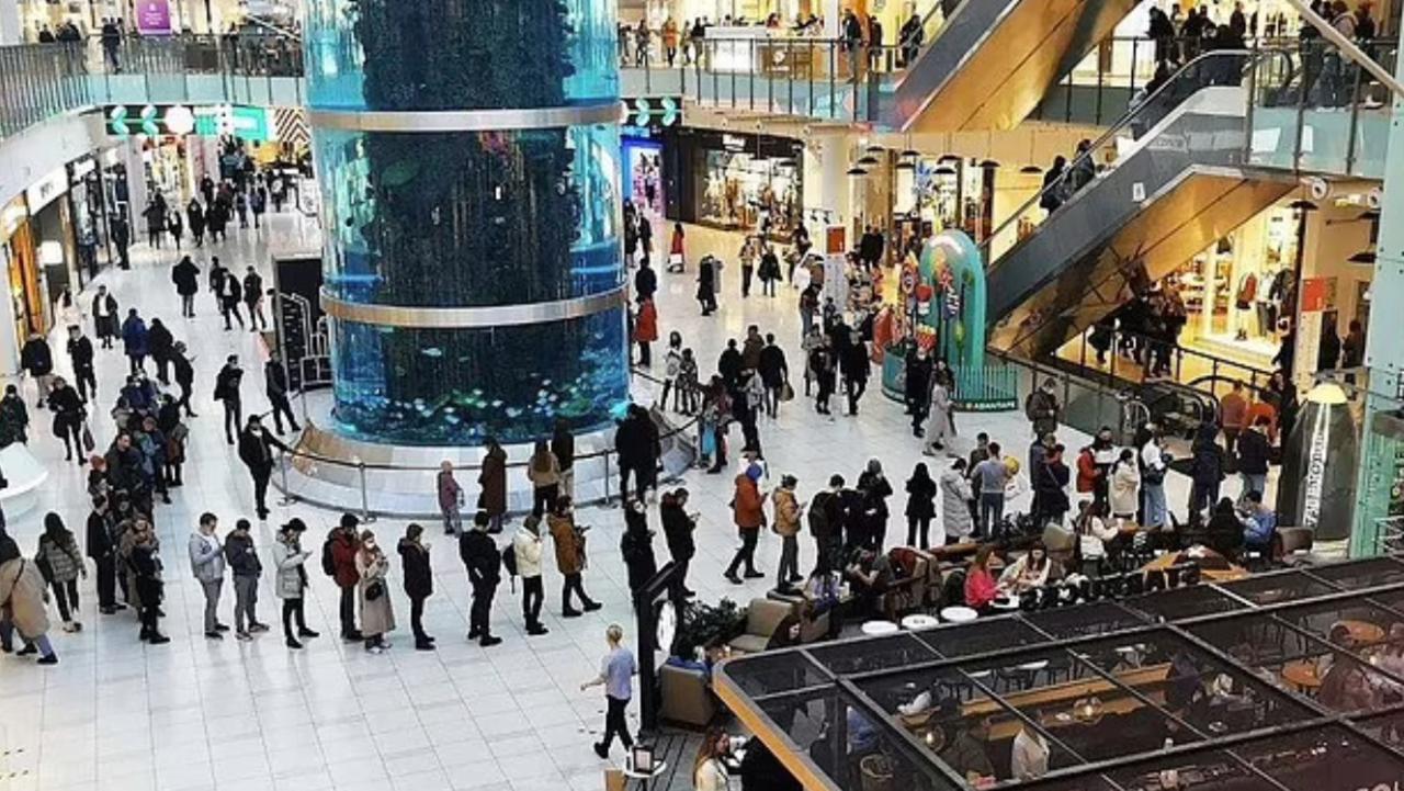 Russians queueing for atms in one of Moscow’s shopping centres. Picture: @east2west news