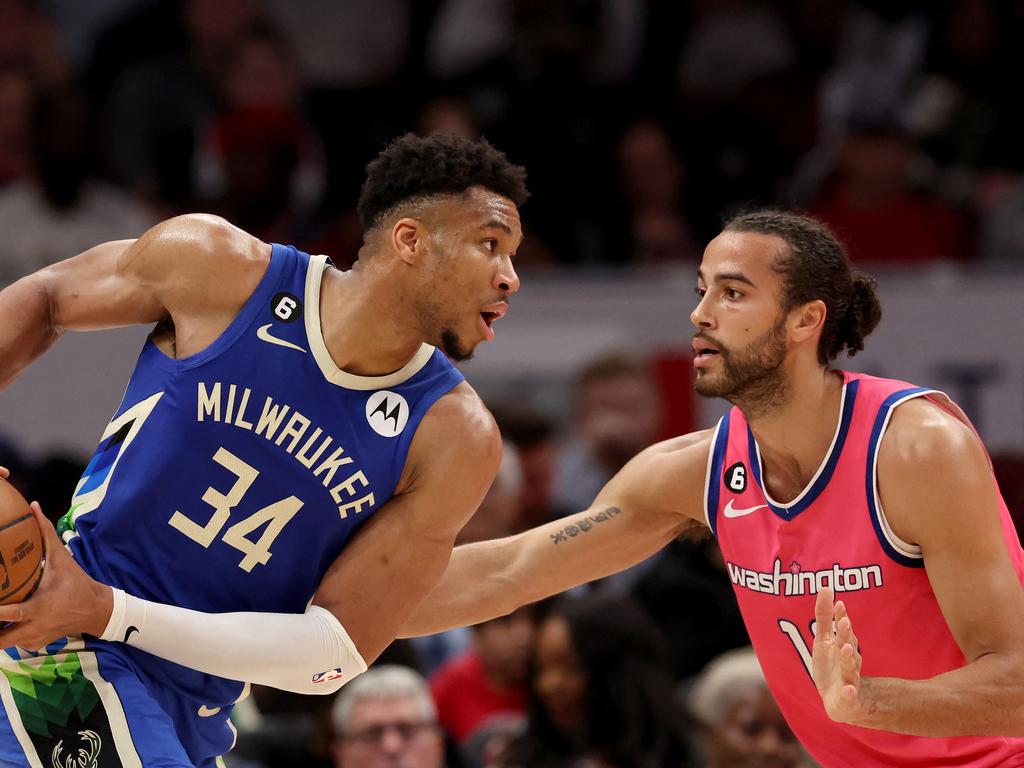 Xavier Cooks guarding Bucks superstar Giannis Antetokounmpo last NBA season. Photo: Rob Carr / GETTY IMAGES NORTH AMERICA / Getty Images via AFP.