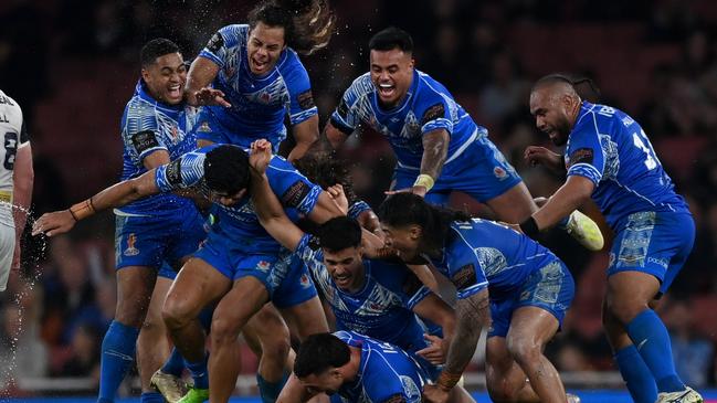 LONDON, ENGLAND – NOVEMBER 12: Samoa celebrate after Stephen Crichton kicks the winning golden point drop goal to win the Rugby League World Cup Semi-Final match between England/Papua New Guinea and Tonga/Samoa at Emirates Stadium on November 12, 2022 in London, England. (Photo by Gareth Copley/Getty Images)