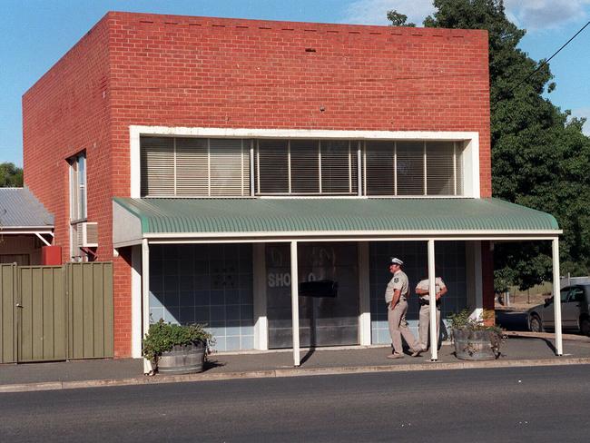 MAY 21, 1999 : Police stands guard outside abandoned State Bank aka BankSA in Snowtown following discovery of nine bodies in acid-filled drums in bank's vault. Pic Neon Martin.South Australia / Crime / Murder