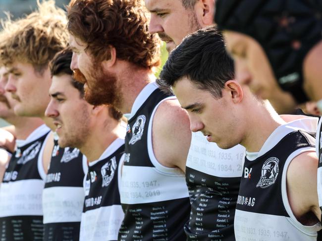 ADV NEWSKersbrook v GumerachaA line of remembrance for  Antonio Loiacono by Kersbrook & Gumeracha after the death of the Birdwood Football Club playerImage/Russell Millard Photography