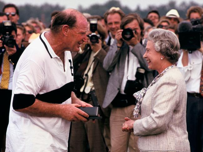 AFWG57 QUEEN ELIZABETH II talkING TO KERRY PACKER POLO MATCH AT WINDSOR GREAT PARK. Image shot 1980. Exact date unknown.