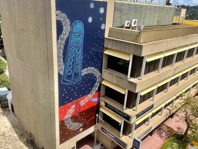 Created in consultation with Wiradyuri Elders and Bathurst Regional Council.This 17-metre tall mural depicts the origin story of the blue banded bee, as told by the Elders.