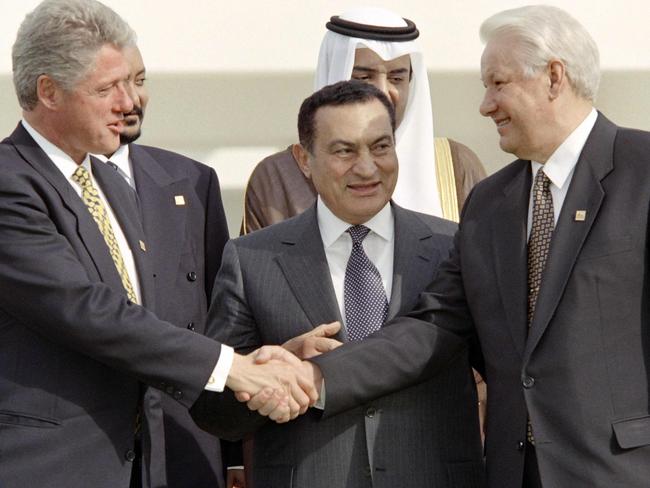 A file photo taken on March 13, 1996 shows Russian President Boris Yeltsin (2nd R) shaking hands with US President Bill Clinton (L) while Egyptian Hosni Mubarak (2nd L) and Palestinian Yasser Arafat (R) look on. Picture: AFP