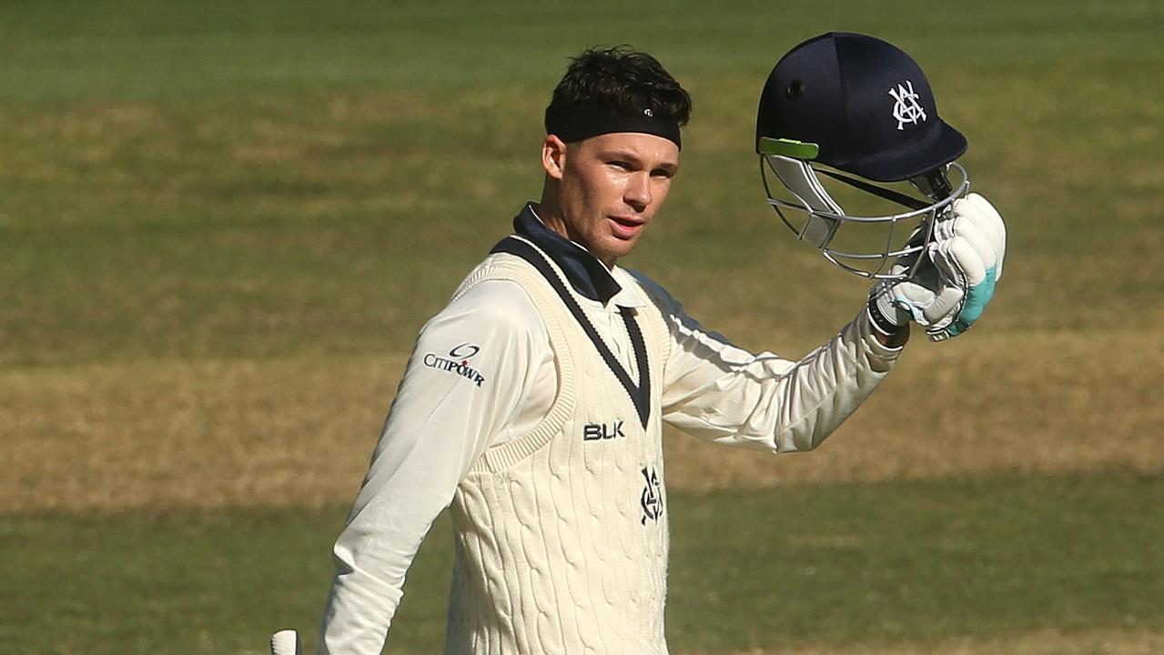 Ryan Harris believes Peter Handscomb is better equipped to play Test cricket this summer.