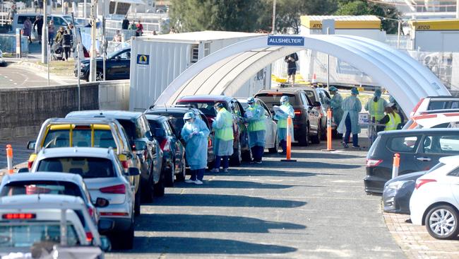 Large queues in Bondi on Tuesday as residents line up to be tested. Picture: NCA NewsWire / Jeremy Piper