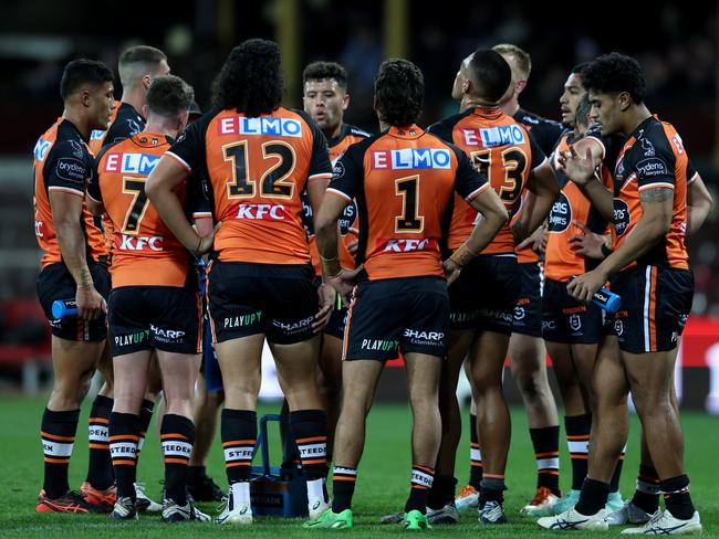 SYDNEY, AUSTRALIA - AUGUST 20: West Tigers players following a roosters try during the round 23 NRL match between the Sydney Roosters and the Wests Tigers at Sydney Cricket Ground, on August 20, 2022, in Sydney, Australia. (Photo by Scott Gardiner/Getty Images)