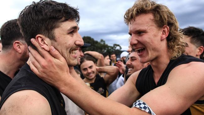 EFNL 2024: Will La Motte (right) wrestled the lead back for Balwyn in the last term. Picture: Davis Harrigan