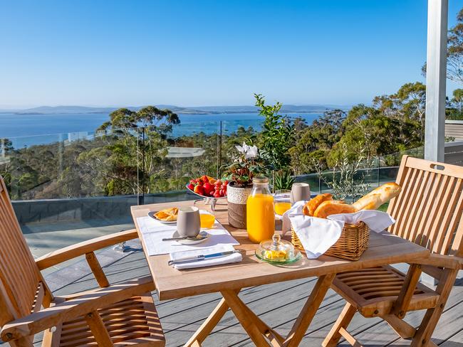 Tinderbox Retreat - breakfast on the deck