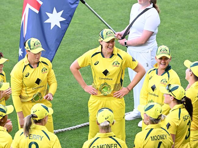 HOBART, AUSTRALIA - JANUARY 26: Australian players prepare to take the fieldduring game two of the T20 International series between Australia and Pakistan at Blundstone Arena on January 26, 2023 in Hobart, Australia. (Photo by Steve Bell/Getty Images)