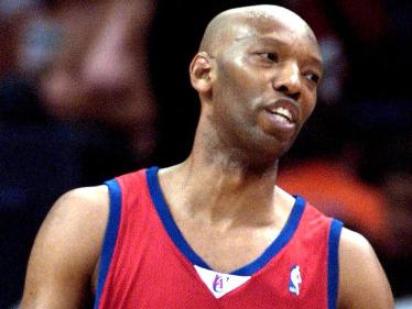 epa00719714 Los Angeles Clippers guard Sam Cassell gestures towards an NBA official during the first half of game seven of the Western Conference semifinals against the Phoenix Suns in Phoenix, Arizona, Monday, 22 May, 2006. EPA/TOM HOOD