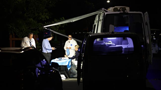 Police and forensic investigators on scene at a home in Boolaroo near Newcastle. Picture: Adam Yip / NCA NewsWire