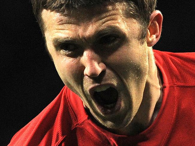 Manchester United's English midfielder Michael Carrick celebrates after scoring the second goal during the English Premiership football match against Portsmouth at Old Trafford, Manchester, north-west England, on April 22, 2009. AFP PHOTO/ANDREW YATES. FOR EDITORIAL USE ONLY Additional licence required for any commercial/promotional use or use on TV or internet (except identical online version of newspaper) of Premier League/Football League photos. Tel DataCo 44 207 2981656. Do not alter/modify photo.