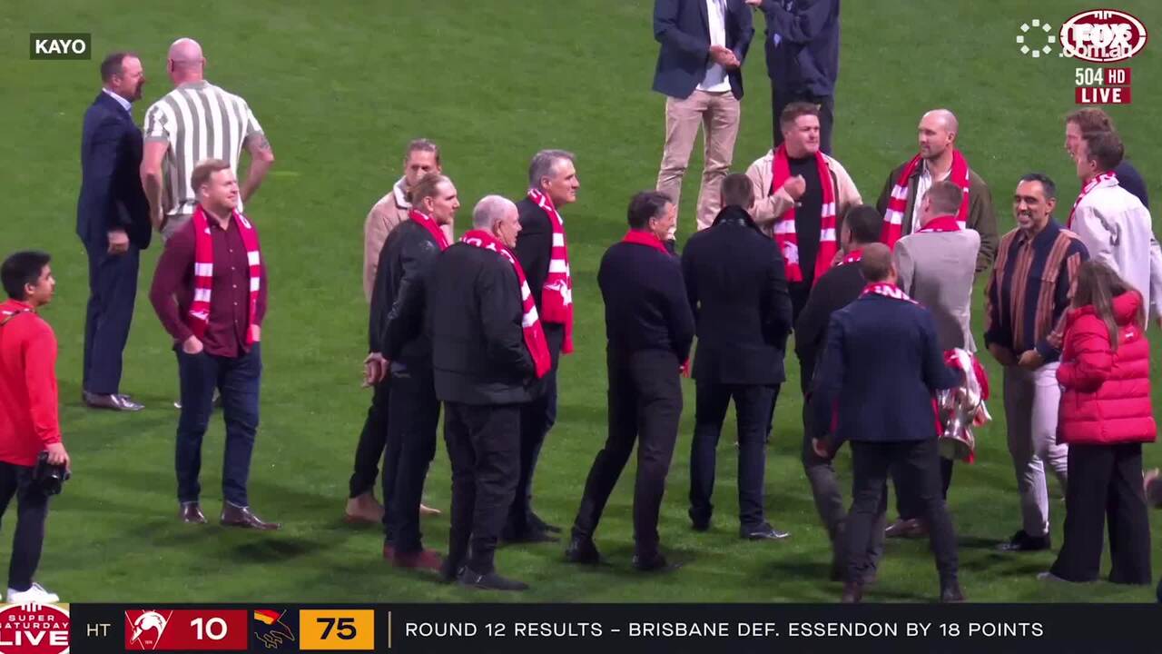 The 2005 Sydney Swans take a lap of honour at the SCG