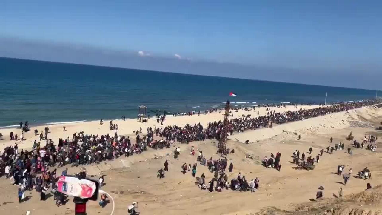 Thousands March Along Coastal Road on Return to Northern Gaza