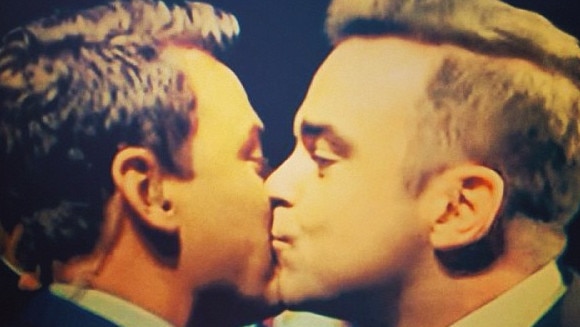 Robbie Williams kisses Stefanovic on the Today show.