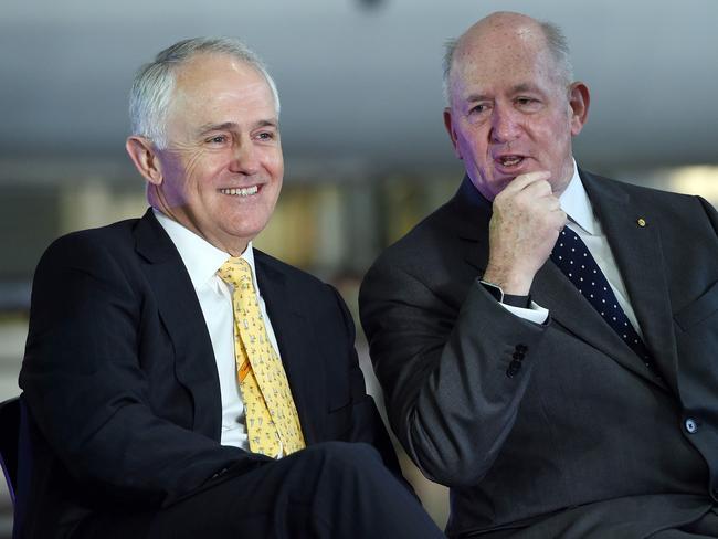 Governor-General of Australia Peter Cosgrove (R) talks to Prime Minister Malcolm Turnbull during a ceremony to welcome home Australian members from the Rio olympic in Sydney on August 24, 2016. Australia set aside squabbles over under-performing athletes to welcome home the Rio games team as heroes. / AFP PHOTO / SAEED KHAN