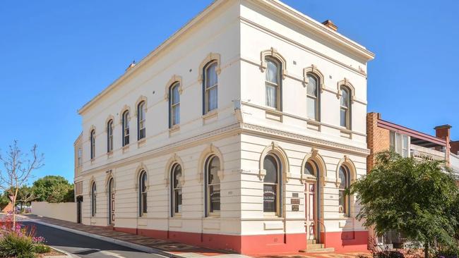 The 1887 Union Bank of Australia building on Stawell’s Main St, designed by Melbourne architect George Inskip in a restrained late Victorian-boom classical style, sold for $295,000 at auction.