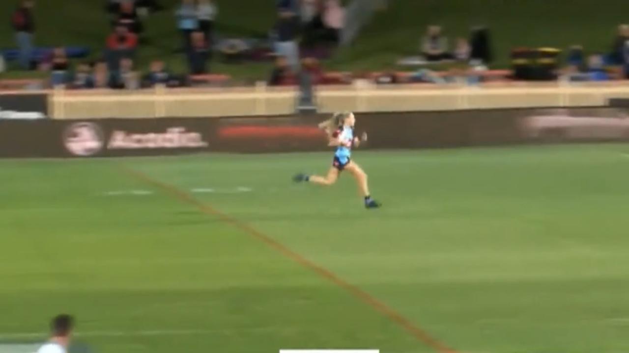 Teagan Berry runs in for her try (CREDIT: NRL)