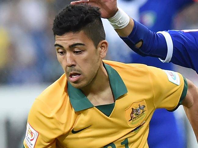 Massimo Luongo of Australia (L) fights for the ball with Sultan Alenezi of Kuwait during the first round Asian Cup football match between Australia and Kuwait in Melbourne on January 9, 2015. AFP PHOTO / MAL FAIRCLOUGH IMAGE RESTRICTED TO EDITORIAL USE - STRICTLY NO COMMERCIAL USE