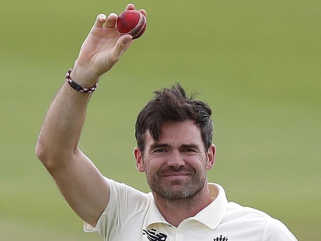 SOUTHAMPTON, ENGLAND - AUGUST 25:  James Anderson of England acknowledges the changing rooms whilst being applauded by Rory Burns, James Bracey and Stuart Broad of England after taking the wicket of Azhar Ali of Pakistan to reach 600 Test Match Wickets  during Day Five of the 3rd #RaiseTheBat Test Match between England and Pakistan at the Ageas Bowl on August 25, 2020 in Southampton, England. (Photo by Alastair Grant/Pool via Getty Images)