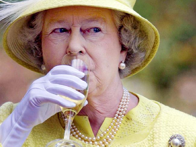 Queen gives up drinking booze