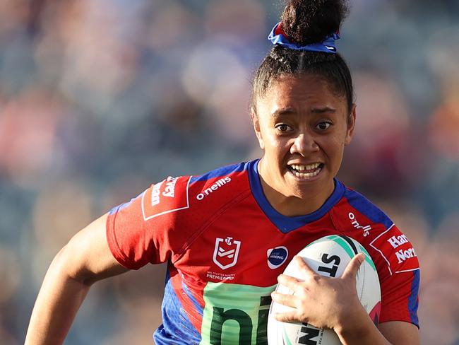 GOSFORD, AUSTRALIA - SEPTEMBER 18: Emmanita Paki of the Knights runs the ball during the round five NRLW match between St George Illawarra Dragons and Newcastle Knights at Central Coast Stadium, on September 18, 2022, in Gosford, Australia. (Photo by Brendon Thorne/Getty Images)