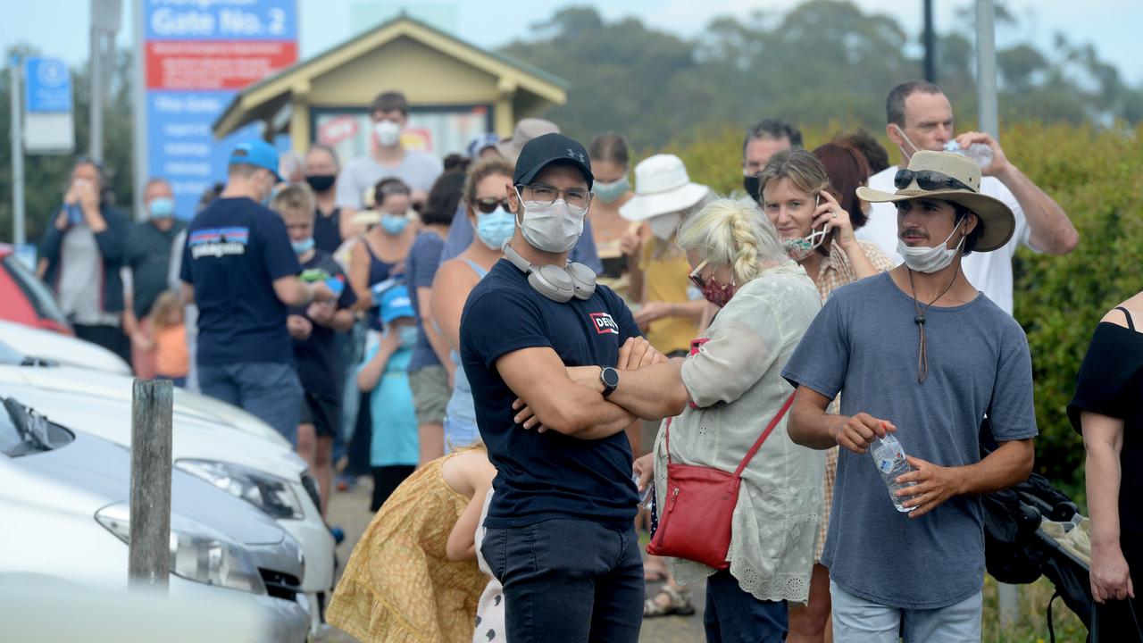 Northern beaches residents line up at Mona Vale Hospital for a COVID-19 test. Picture: NCA NewsWire / Jeremy Piper