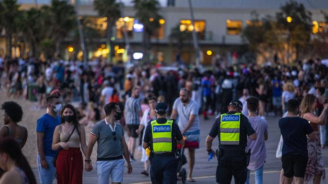 Pictures taken this evening at St Kilda beach of large crowds gathering. Picture by Wayne Taylor 15th November 2020