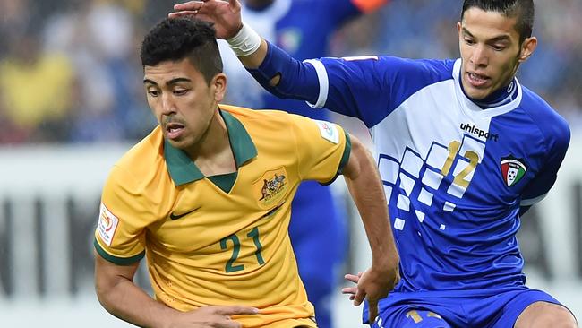 Massimo Luongo of Australia (L) fights for the ball with Sultan Alenezi of Kuwait during the first round Asian Cup football match between Australia and Kuwait in Melbourne on January 9, 2015. AFP PHOTO / MAL FAIRCLOUGH IMAGE RESTRICTED TO EDITORIAL USE - STRICTLY NO COMMERCIAL USE