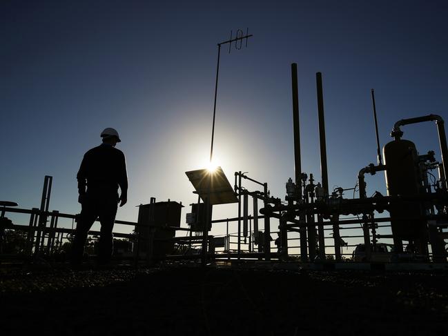 A Santos Ltd. pilot well operates on a farm property in Narrabri, Australia, on Thursday, May 25, 2017. A decade after the shale revolution transformed the U.S. energy landscape, Australia — poised to overtake Qatar as the world’s biggest exporter of liquefied natural gas — is experiencing its own quandary over natural gas. Photographer: Brendon Thorne/Bloomberg