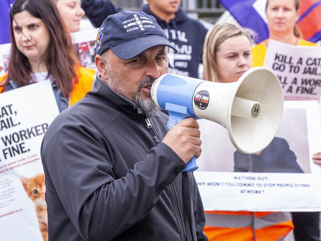 AMWU State Secretary Tony Mavromatis chants as protesters from AMWU are seen outside an Australian Industry Group luncheon in Hawthorn, Melbourne, Australia, Thursday, November 15, 2018. (AAP Image/Daniel Pockett) NO ARCHIVING