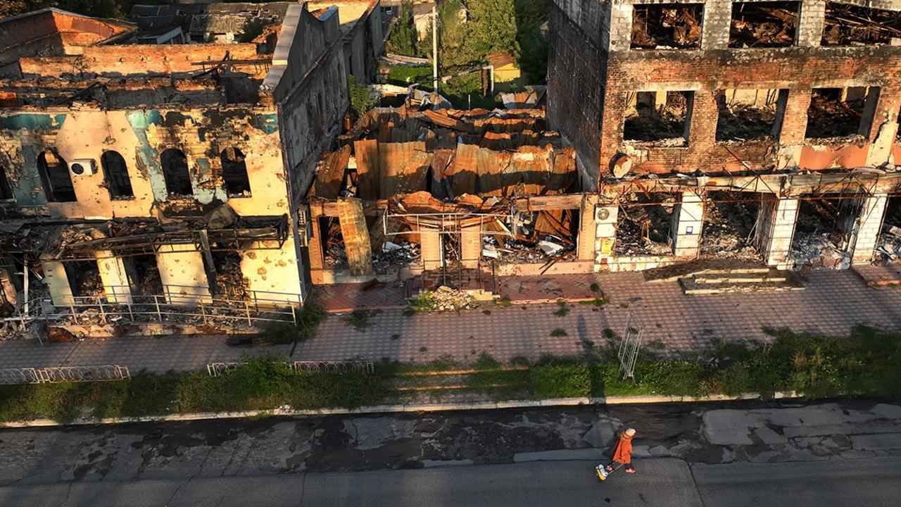 A woman walks by a destroyed building on September 23, 2022 in Izium, Ukraine. Picture: Paula Bronstein/Getty Images