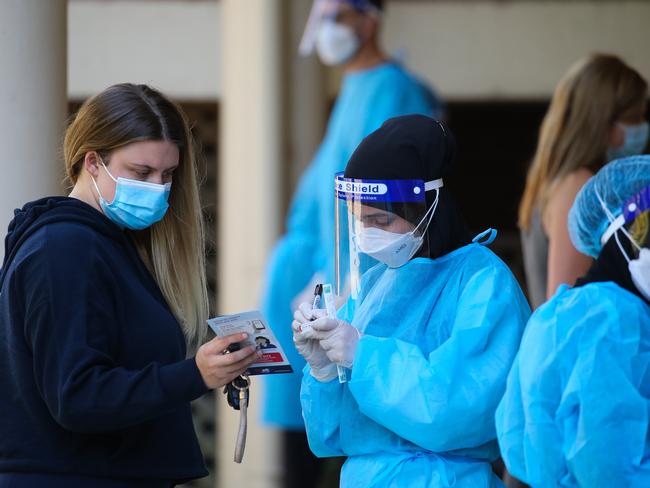 SYDNEY, AUSTRALIA - NewsWire Photos, DECEMBER 17 2021:Nurses are seen working at the Killara Covid Testing clinic in Sydney ahead of Christmas as positive cases continue to rise in NSW. Picture: NCA Newswire / Gaye Gerard