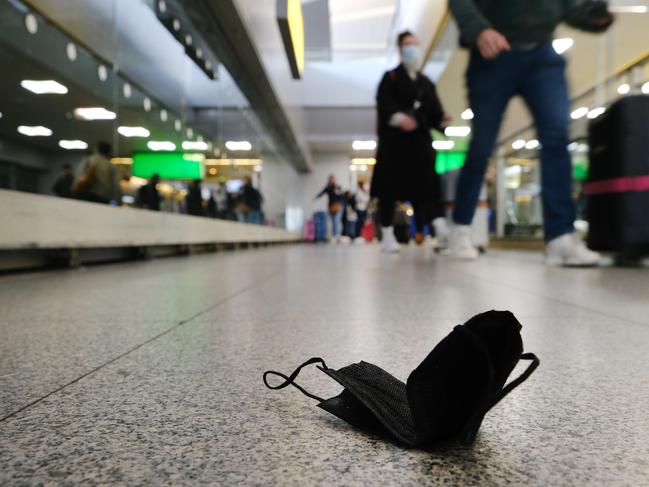 NEW YORK, NY - APRIL 19: A mask is seen on the ground at John F. Kennedy Airport on April 19, 2022 in New York City. On Monday, a federal judge in Florida struck down the mask mandate for airports and other methods of public transportation as a new COVID variant is on the rise across parts of the United States.   Spencer Platt/Getty Images/AFP == FOR NEWSPAPERS, INTERNET, TELCOS & TELEVISION USE ONLY ==