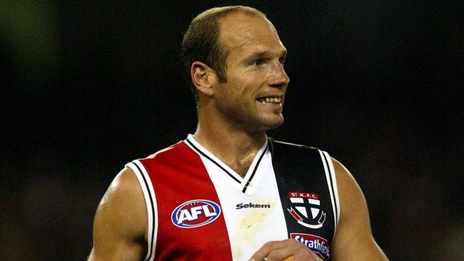 Stewart Loewe playing for St Kilda in 2002.