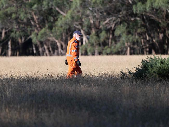 SES crews search the area where Samantha Murphy went jogging. Picture: Tony Gough