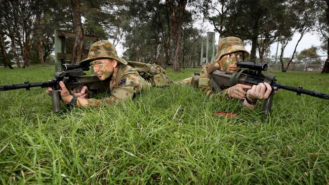 Chaiselong Tak stak Australian Army bans male recruits to get female numbers up | Daily  Telegraph
