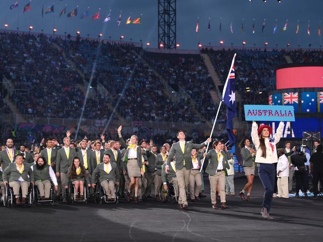 BIRMINGHAM, ENGLAND - JULY 28: Eddie Ockenden and Rachael Grinham, Flag Bearers of Team Australia lead their team out during the Opening Ceremony of the Birmingham 2022 Commonwealth Games at Alexander Stadium on July 28, 2022 on the Birmingham, England. (Photo by David Ramos/Getty Images)