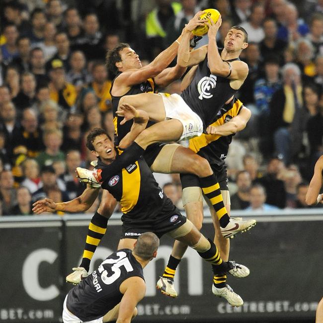 Richmond v Carlton. MCG. Simon Wiggins takes a screamer in the third.