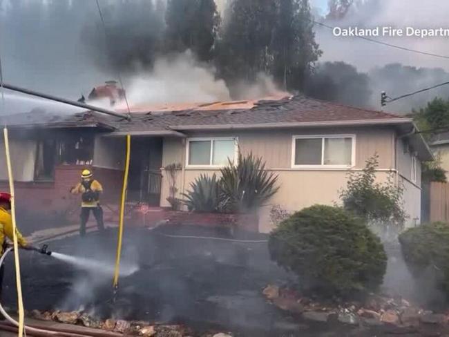 Hundreds evacuated as fire damages homes in Oakland