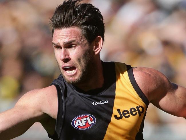 Chris Newman of the Tigers gathers the ball during the AFL Round Four match between the Richmond Tigers and the Collingwood Magpies at the MCG, Melbourne, on Saturday 20th April, 2013.
