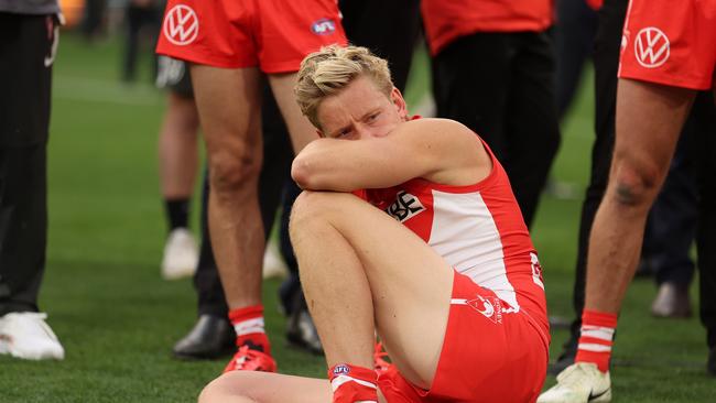 MELBOURNE, AUSTRALIA - SEPTEMBER 28: Isaac Heeney of the Swans is dejected after the Swans were defeated by the Lions  during the AFL Grand Final match between Sydney Swans and Brisbane Lions at Melbourne Cricket Ground, on September 28, 2024, in Melbourne, Australia. (Photo by Robert Cianflone/AFL Photos via Getty Images)