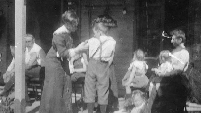 Vaccinations against smallpox are administered in Goondiwindi, QLD, in 1913. Picture: State Library Of NSW