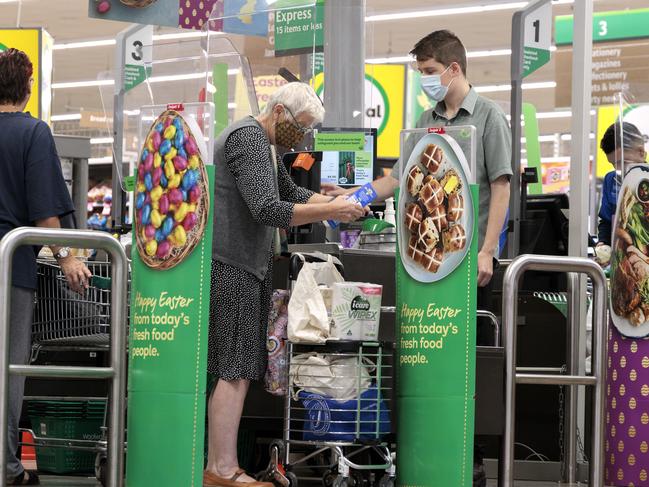 MELBOURNE APRIL, 18, 2022: GROCERY PRICES  The cost of groceries are accelerating quickly at Australian supermarkets, but one major chain is faring better than its biggest competitor. Grocery prices at Woolworths increased by 4.3 per cent in the three months to the end of March.Picture: NCA NewsWire / David Geraghty.