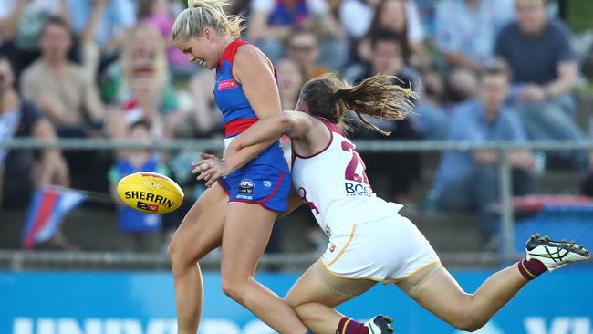 Katie Brennan is dispossessed by Shannon Campbell. Picture: Getty Images