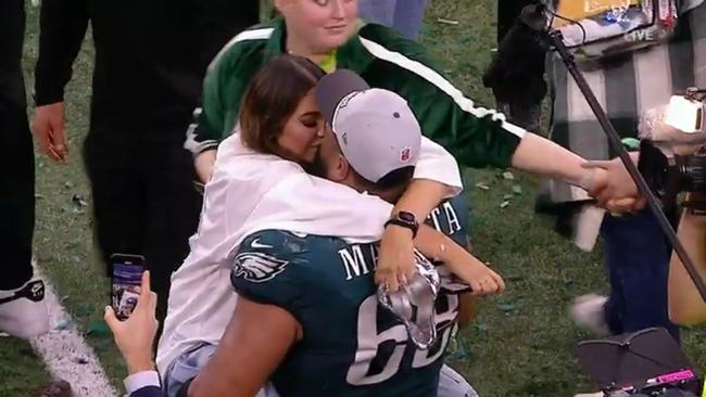 Jordan and Niki embrace.