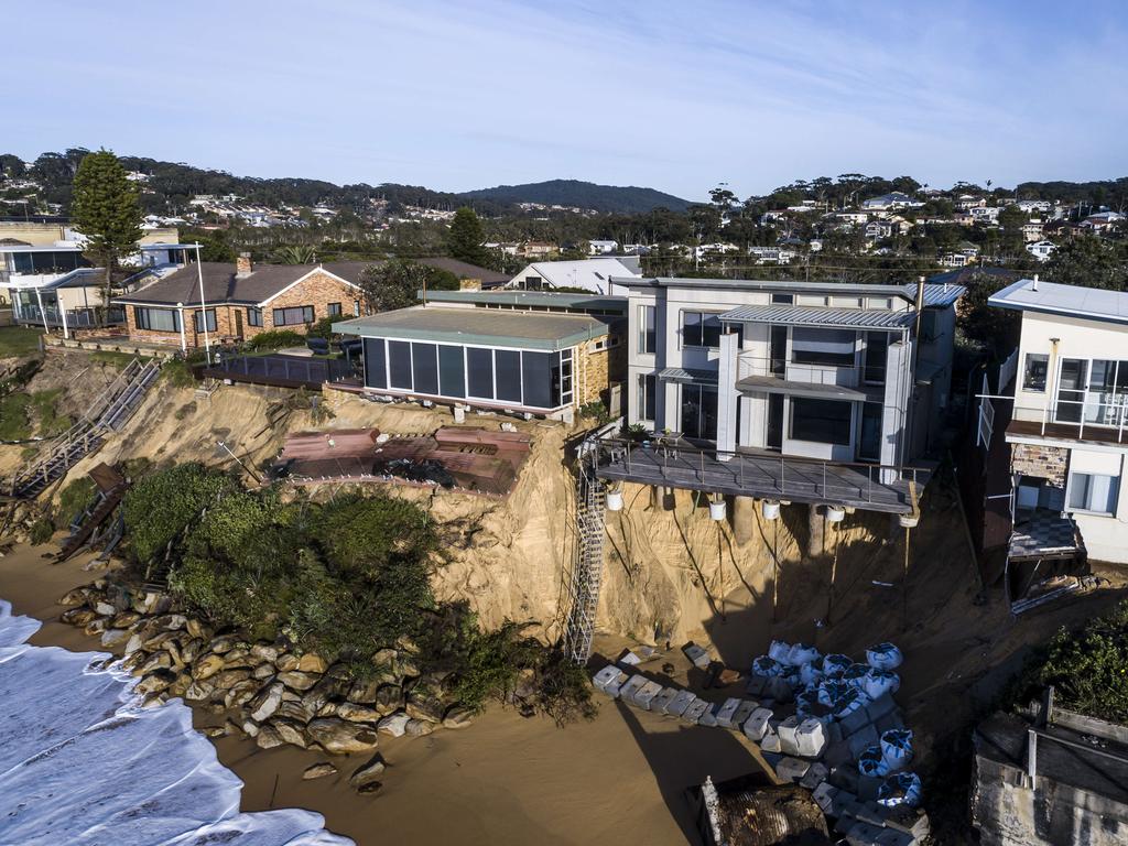 WAMBERAL, AUSTRALIA - NewsWire Photos JULY 22, 2020:, Ocean View Drive Wamberal NSW., Central Coast houses in danger of collapse as large swell causes unprecedented coastal erosion:, Several beachfront homes at Wamberal are in danger of collapsing, after a powerful low pressure system caused severe beach erosion.  , Picture: NCA NewsWire / Darren Leigh-Roberts