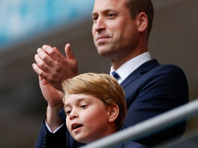 TOPSHOT - (L to R) Prince William, Duke of Cambridge, Prince George of Cambridge, and Catherine, Duchess of Cambridge, celebrate the win in the UEFA EURO 2020 round of 16 football match between England and Germany at Wembley Stadium in London on June 29, 2021. (Photo by JOHN SIBLEY / POOL / AFP)