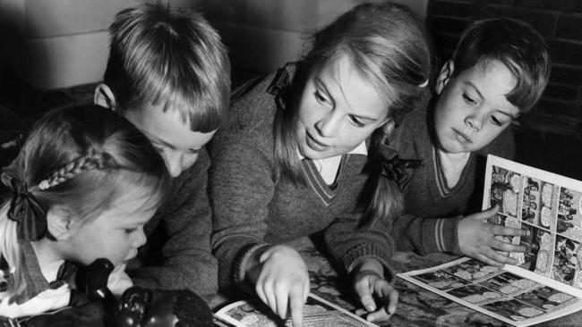 Maryanne, Harley, Janet and Philip Thompson of Mont Albert reading together in 1961. Image: HWT archive